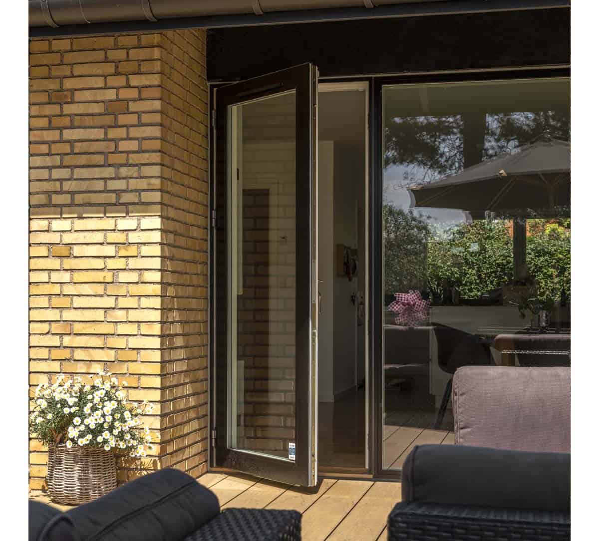 3.-ModernPatioDoor
